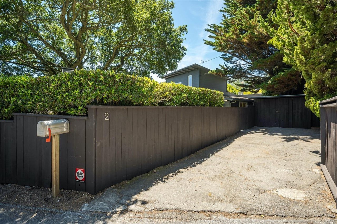 2 Cedarwood Ln