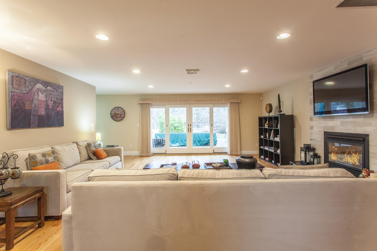 195 Cold Spring Rd, Syosset