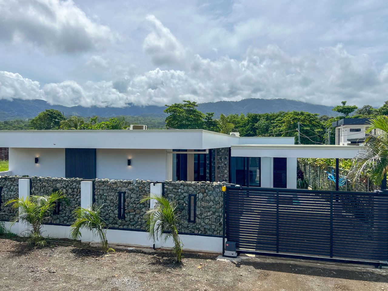 Coastal Boho Haven, Brand-New 3BR Home with Pool in Prime Uvita Location