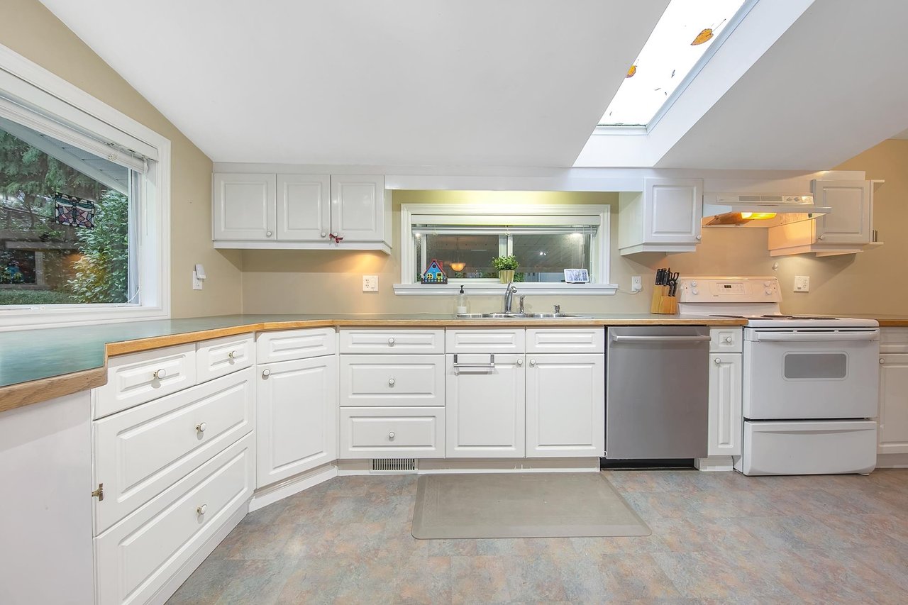 1650 Deep Cove Rd
