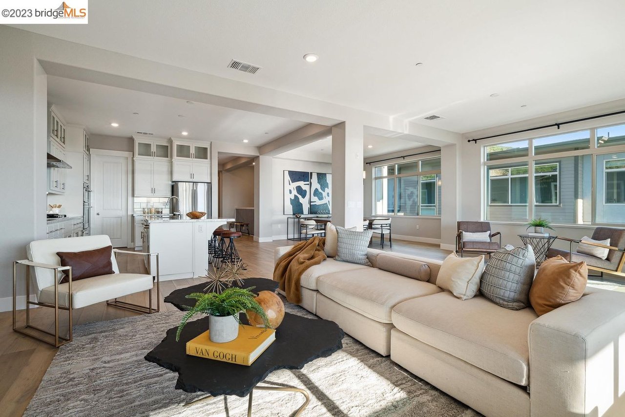 6743 Skyview Dr, Oakland, CA 94605