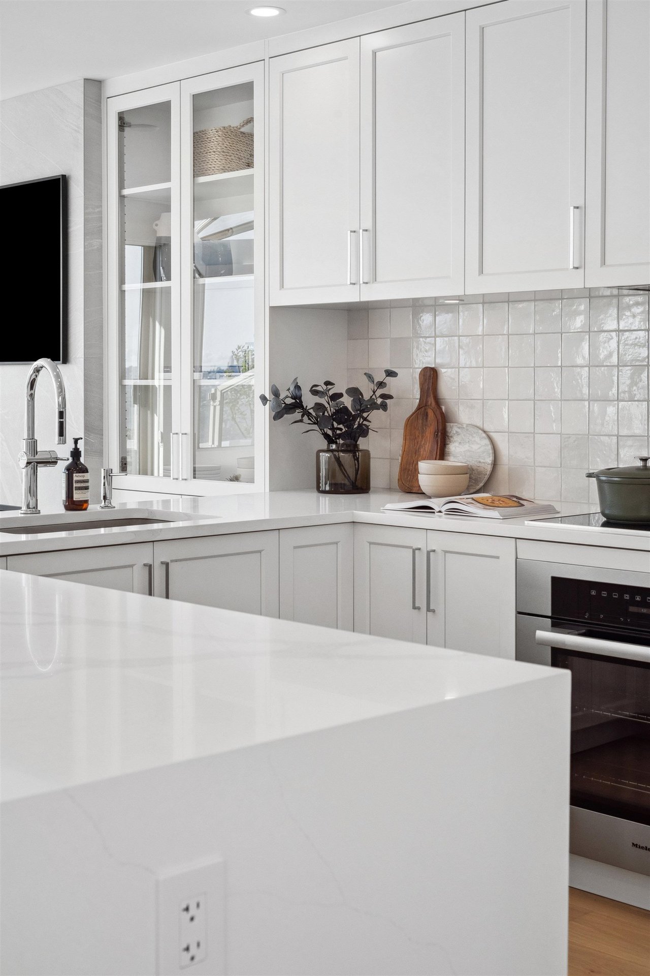 207-2433 Bellevue Ave