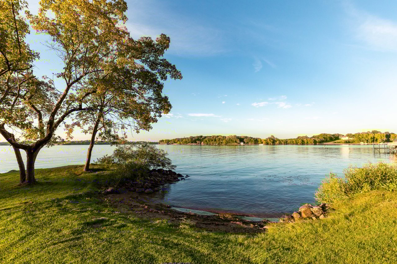 Lakeshore Estate Jewel on Robinson's Bay