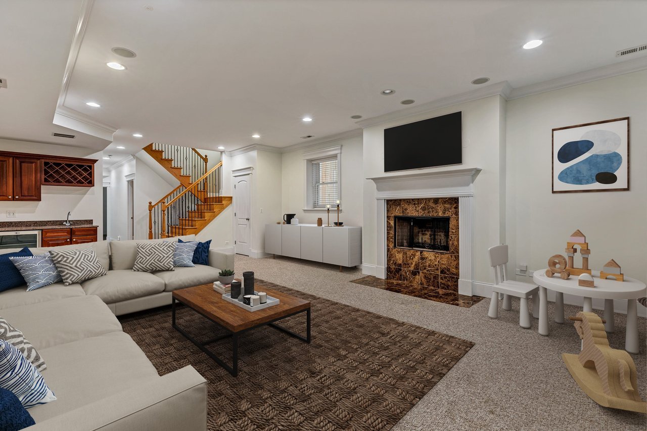 2238 W FLETCHER Street 