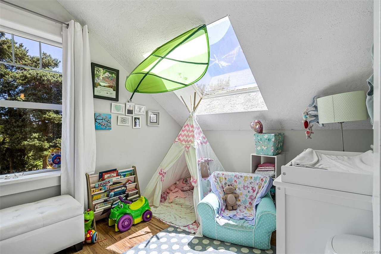 2-933 Empress Ave