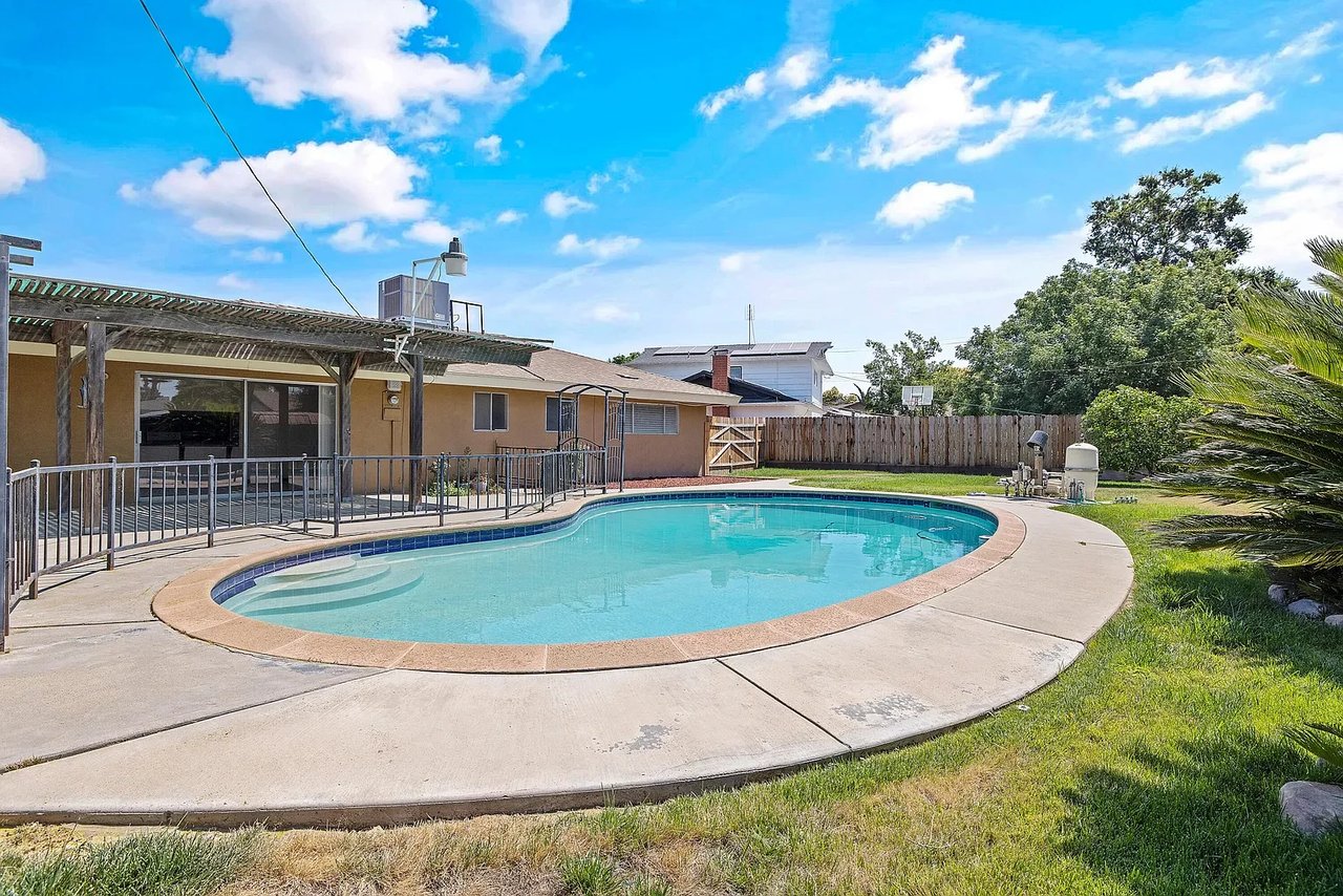 1207 W Cambridge Dr