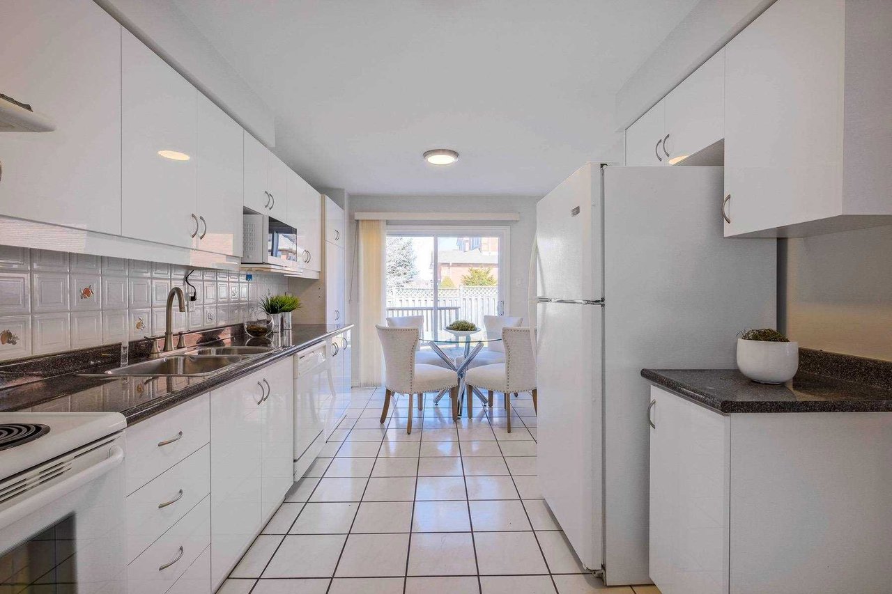 DETACHED CORNER LOT