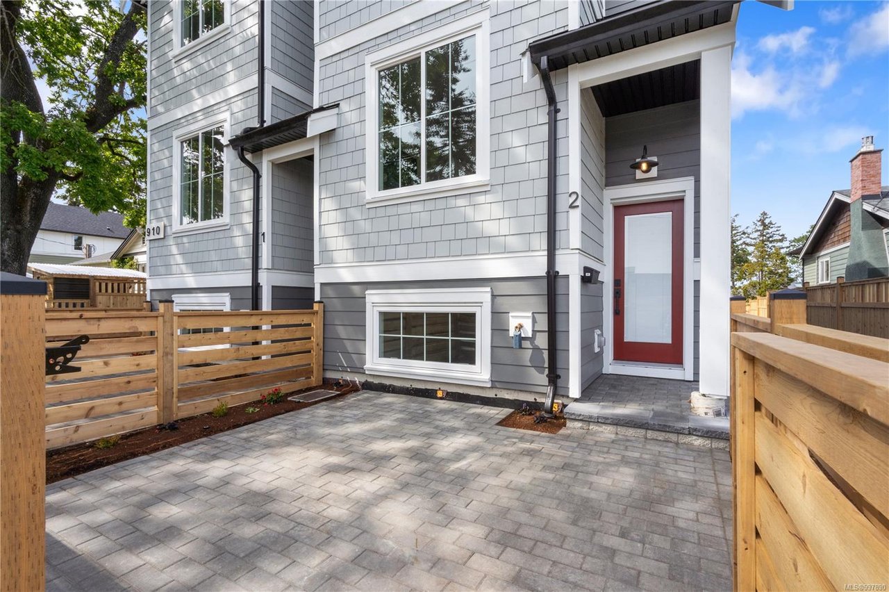 2-910 Old Esquimalt Rd