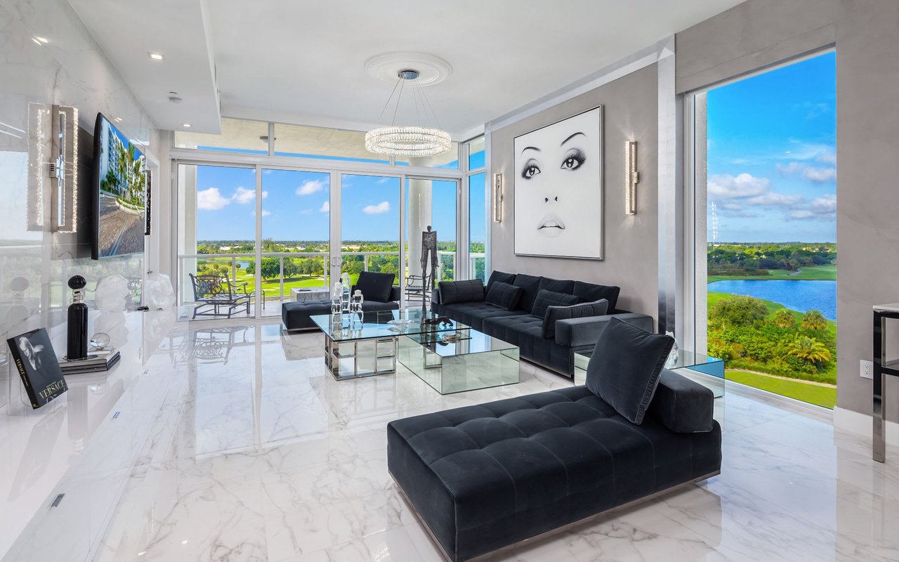 Akoya, Boca West