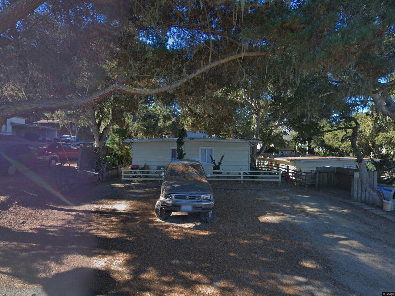 879 Lyndon St