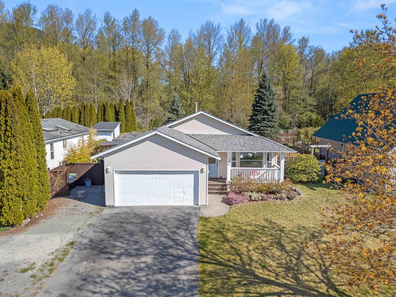 1050 Edgewater Cres
