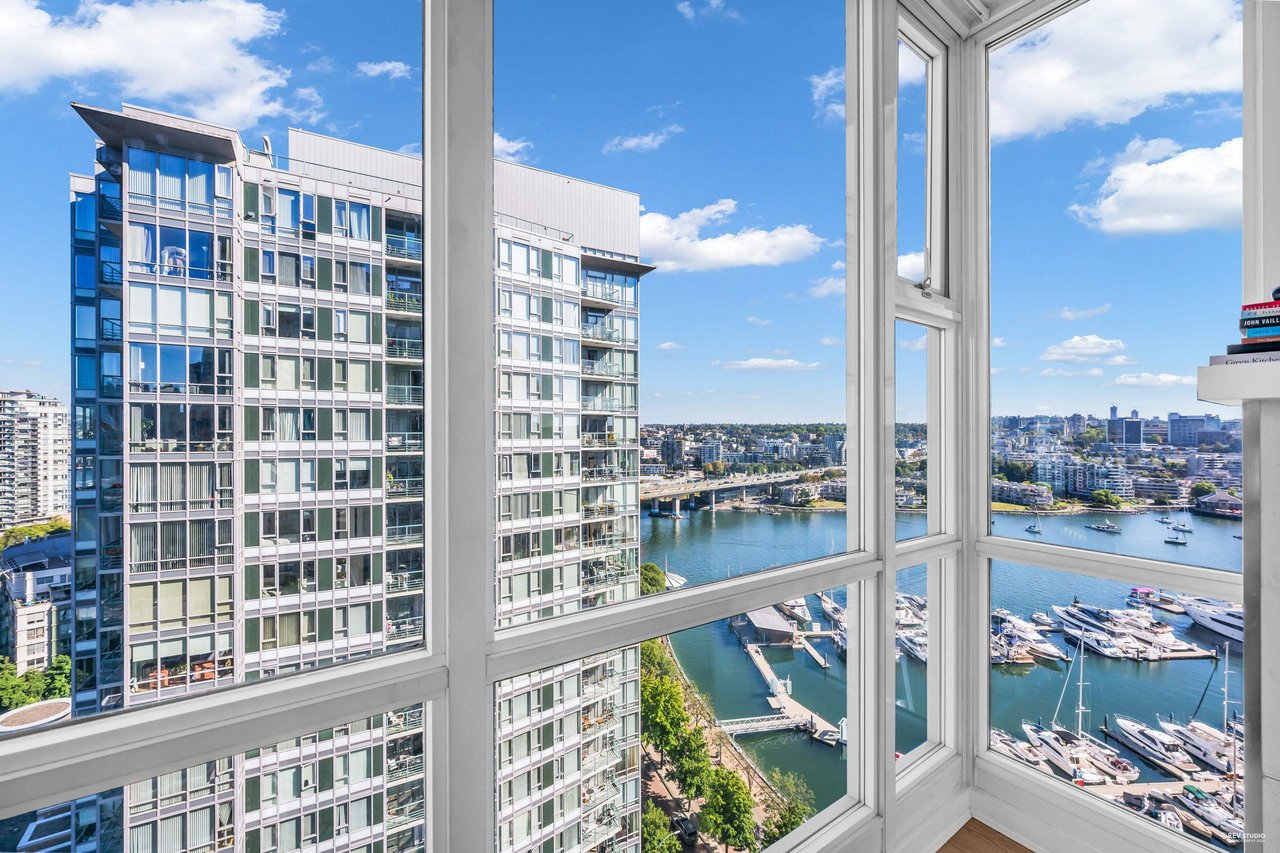 2207-1077 Marinaside Crescent, Vancouver