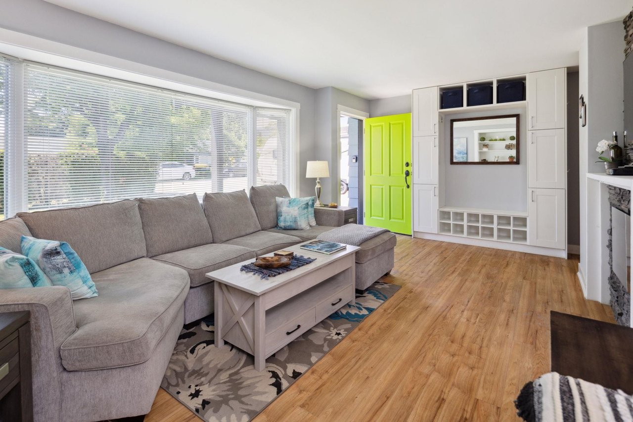 1384 Fernwood Cres