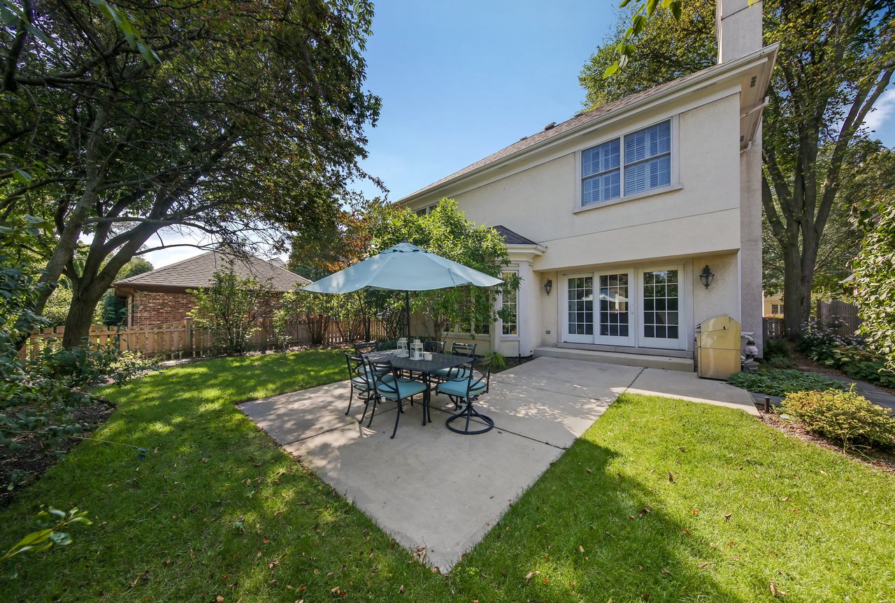 Accented with an array of modern finishes and features a sophisticated urban vibe.
