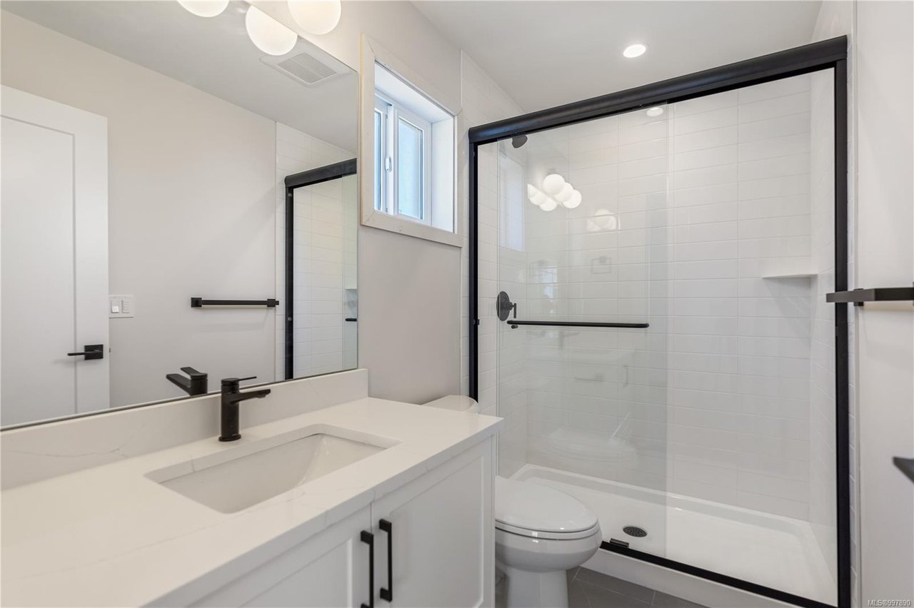 2-910 Old Esquimalt Rd