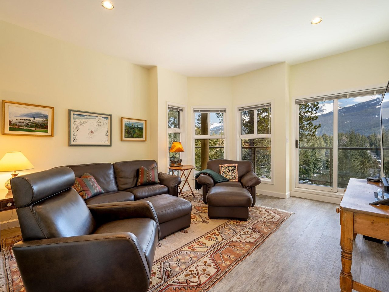 9-3554 Falcon Cres