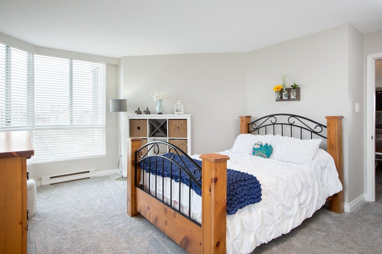 1704-1235 Quayside Dr