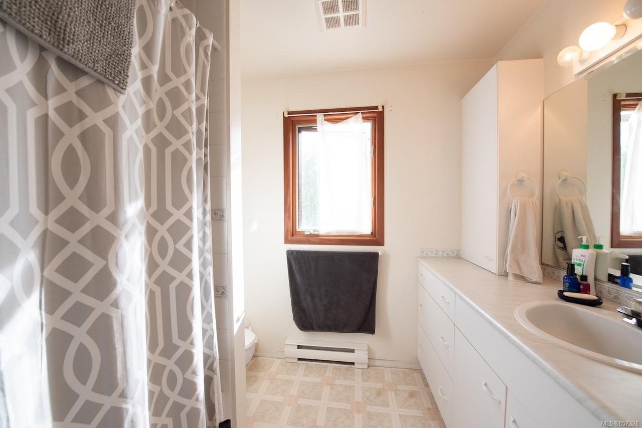 7081 Central Saanich Rd