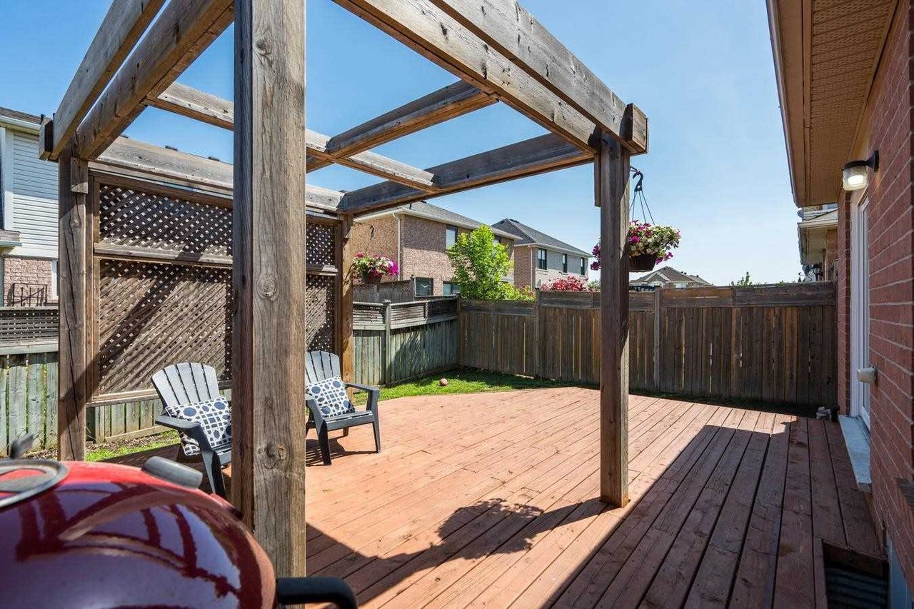 1574 Cartwright Cres