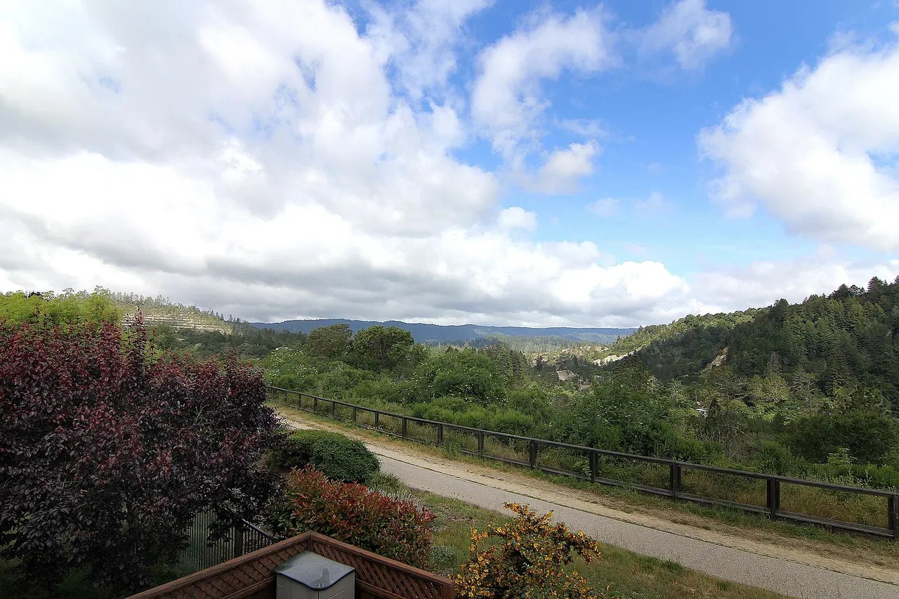 905 Coast Range Dr