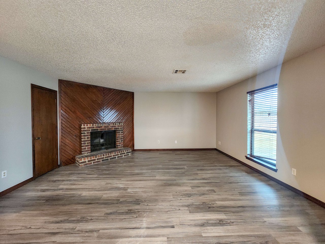 4104 N Market
