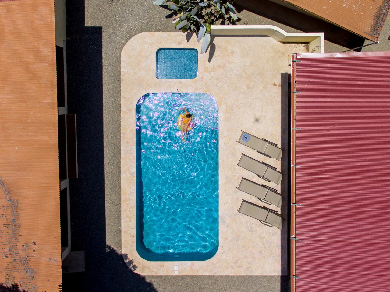 A highly-rated and high-occupancy resort with a hotel, cabins, on-site restaurant and a pool an easy 5-minute walk from PLAYA UVITA and Marino Ballena National Park!