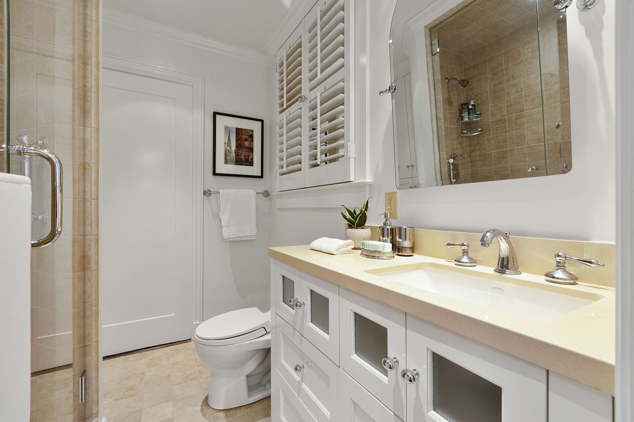 Grand New York-Style Condominium at 840 Powell