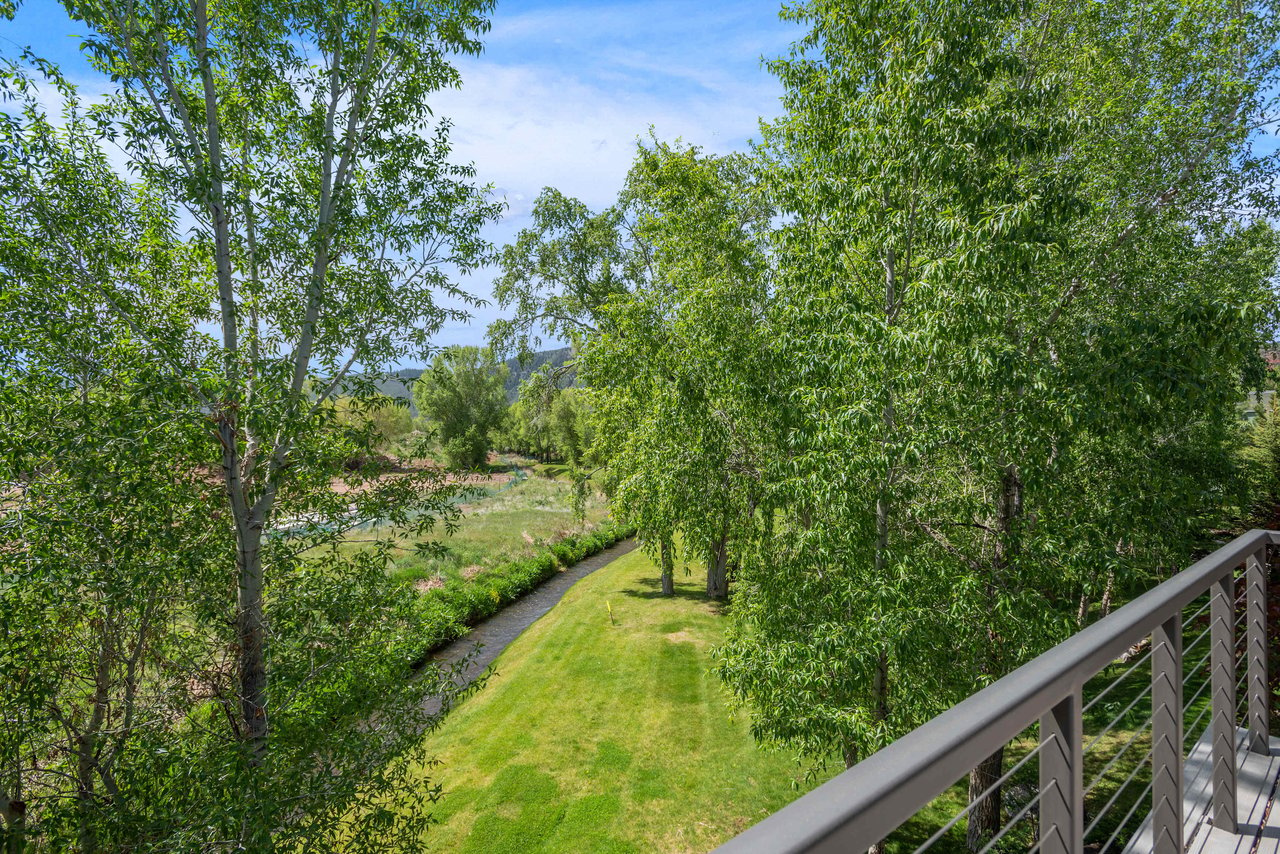 Stunning Top floor Park Modern Condo in Basalt 