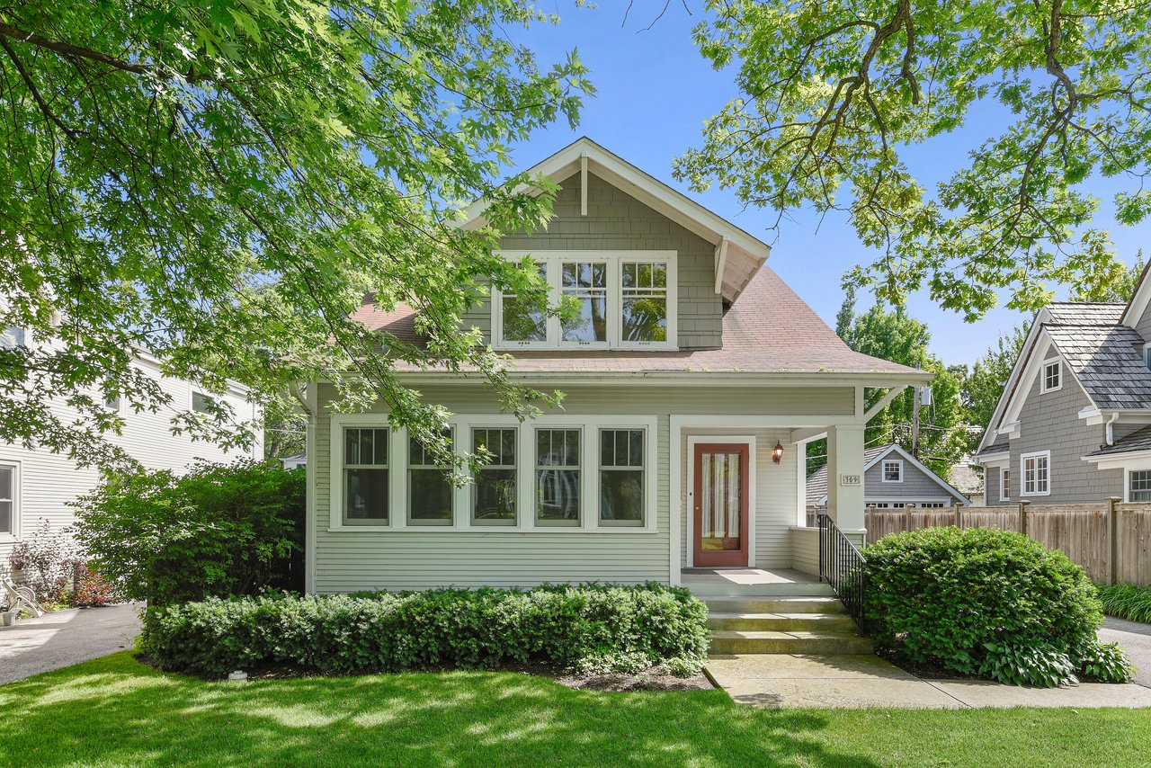 Close-to-Beach and Close-to-Town Living 