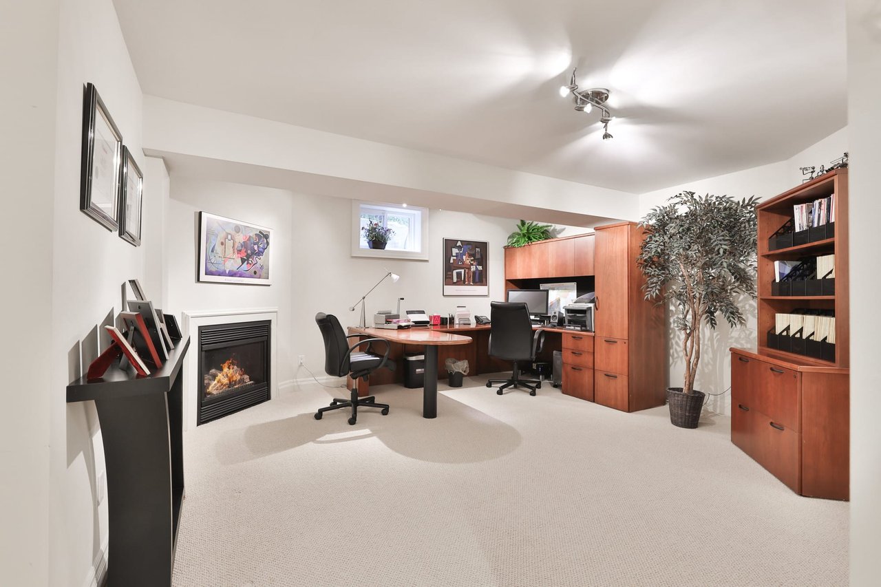 47 Ennisclare Drive West