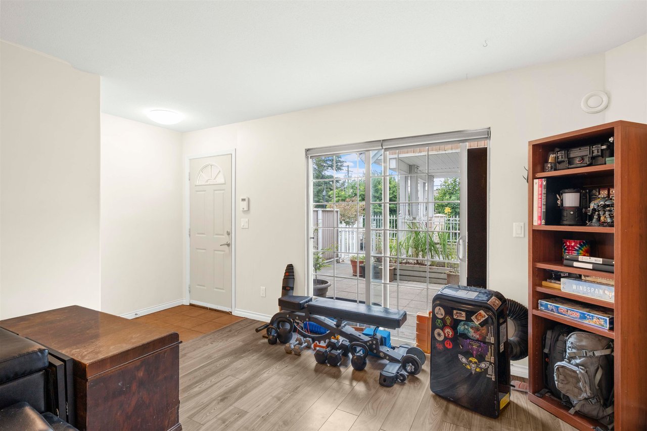 2-910 W 16th St