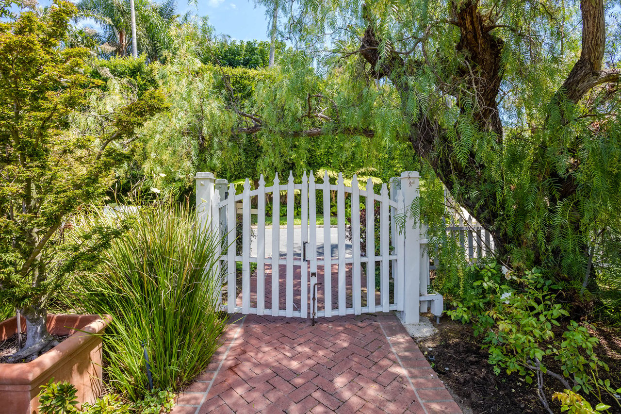 Beguiling Colonial In Brentwood Park