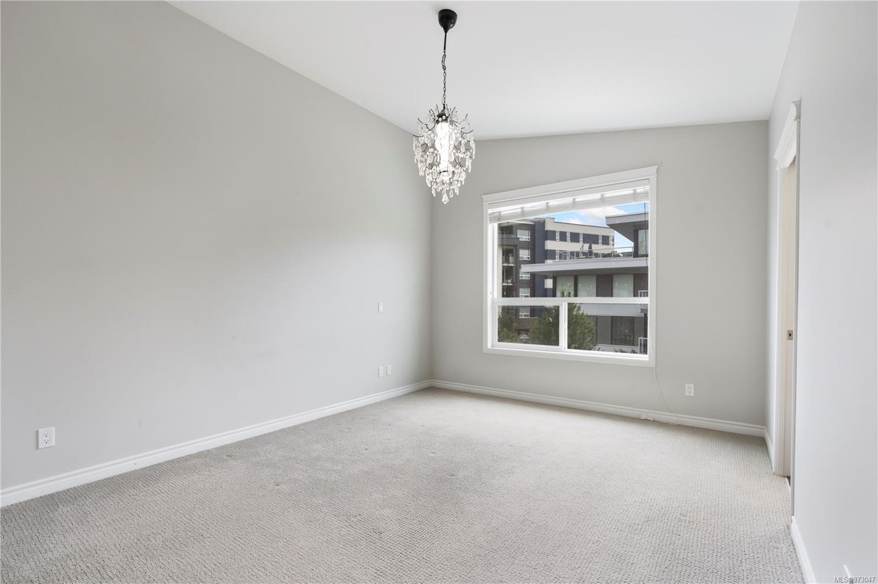 921 Whirlaway Cres