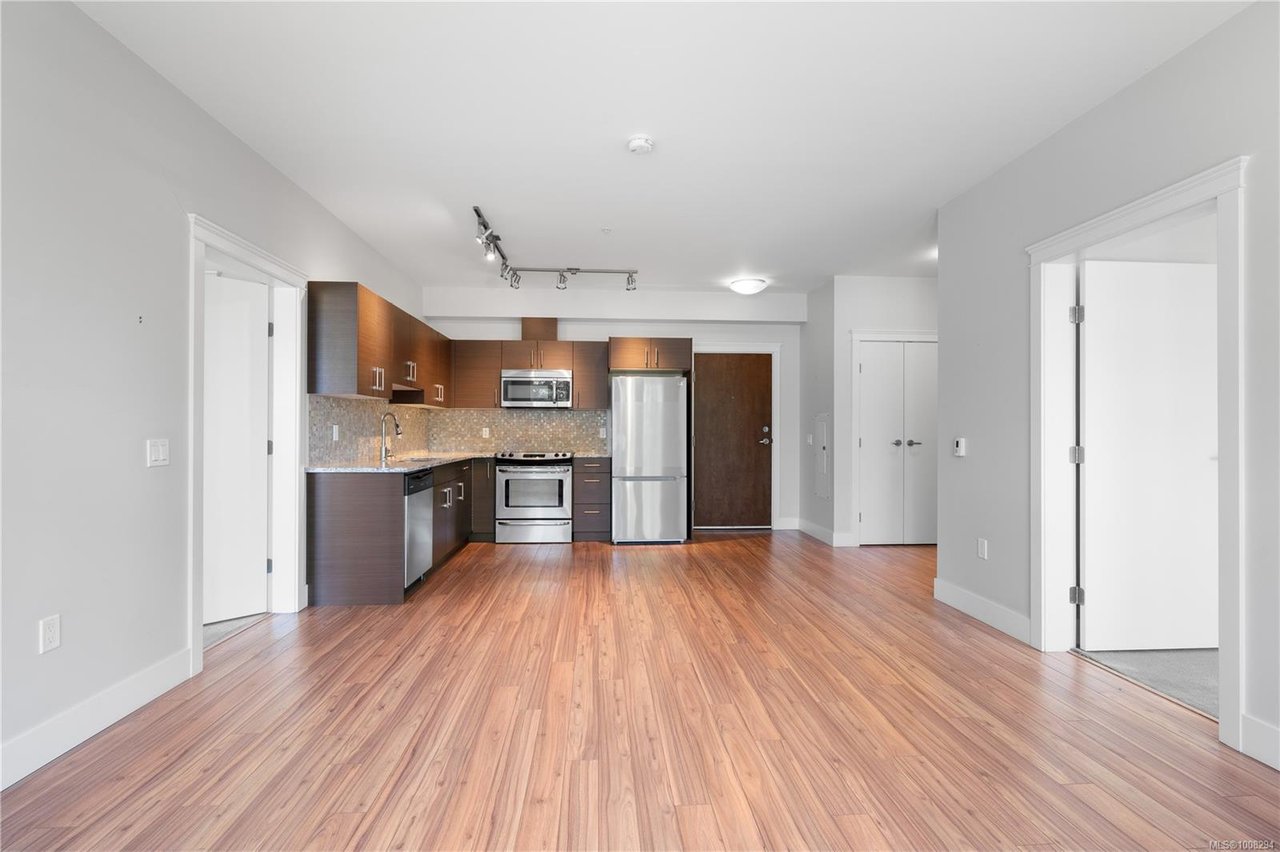 106-935 Cloverdale Ave, Saanich