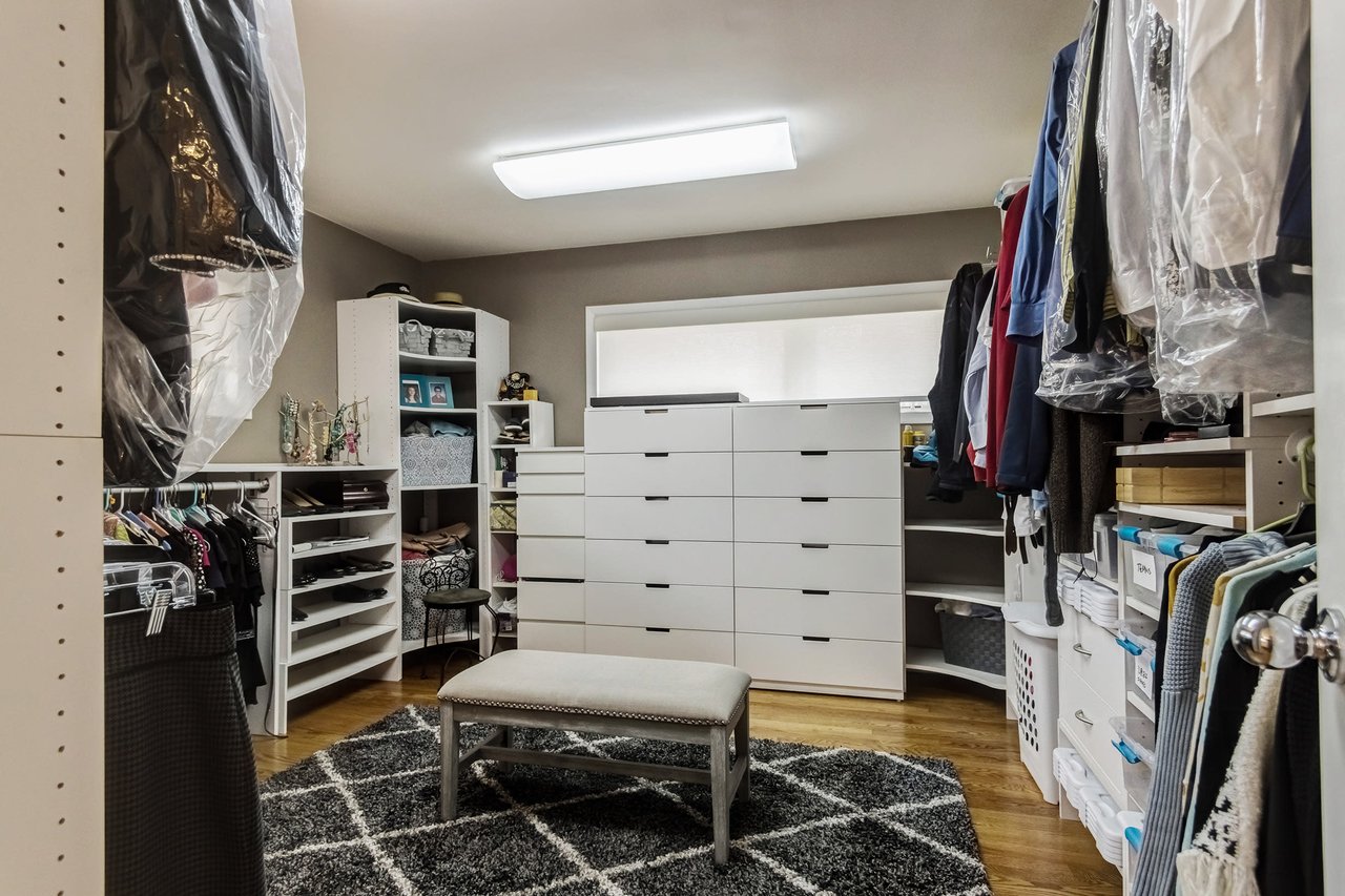Sophisticated & Stylish in Charming Ladue