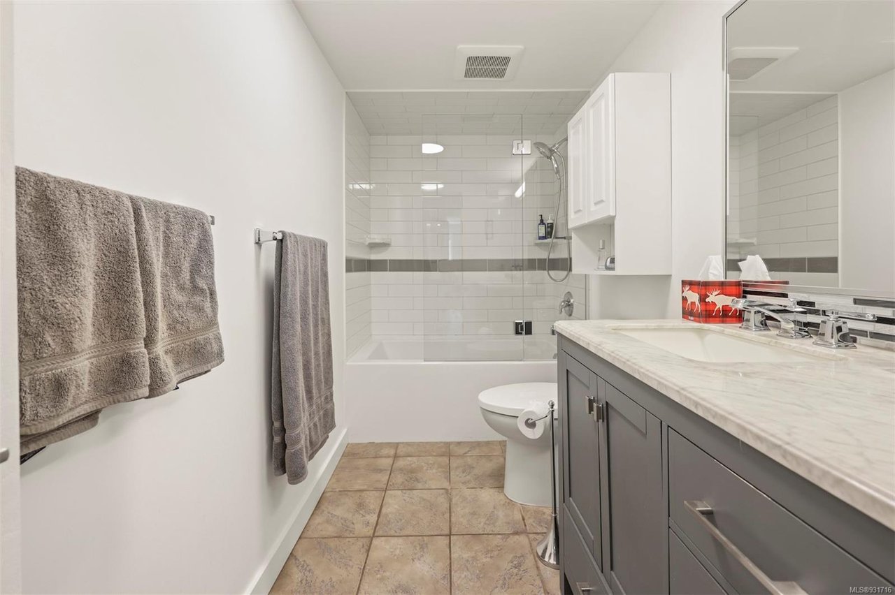 205-545 Rithet St