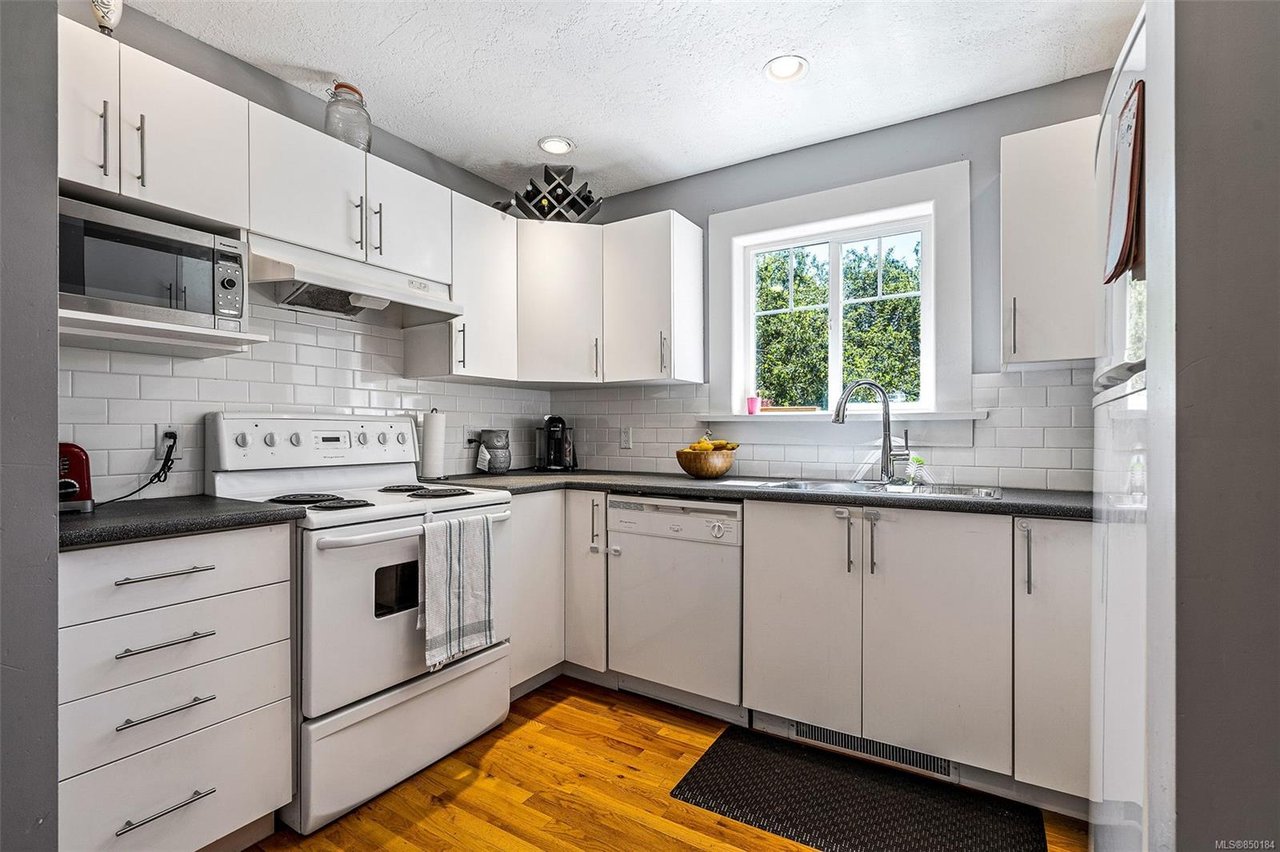 2-933 Empress Ave