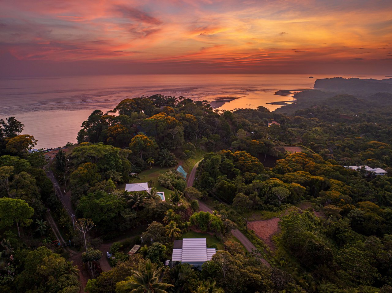 Casa Las Palmeras, Stunning Mountain and Ocean View Home