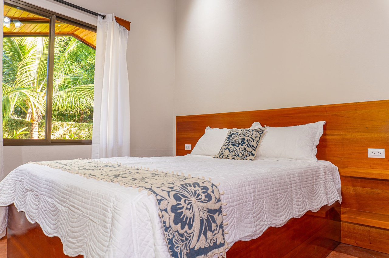 Cozy 2 Bed Room Casita in Uvita.  Walk to the Beach!