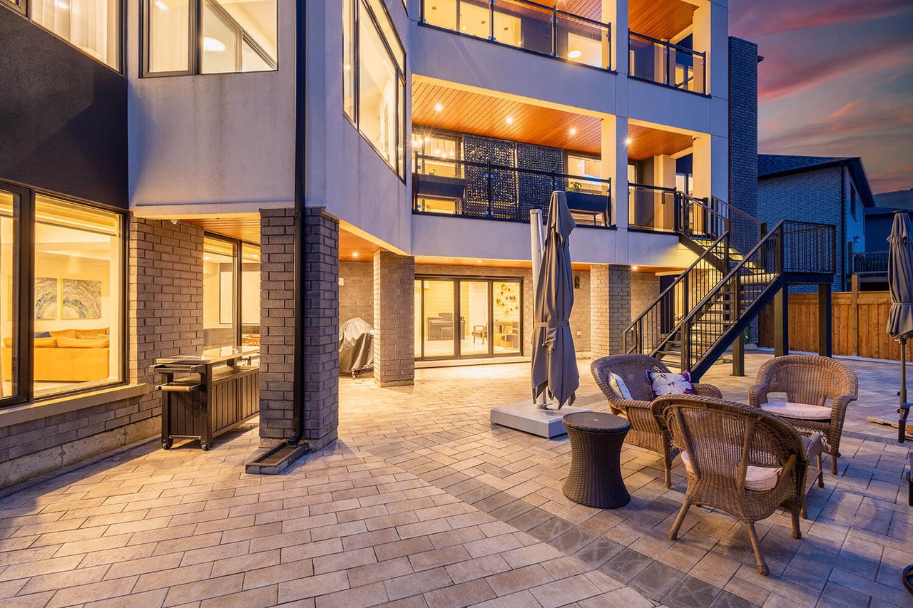 92 Eringate Ct