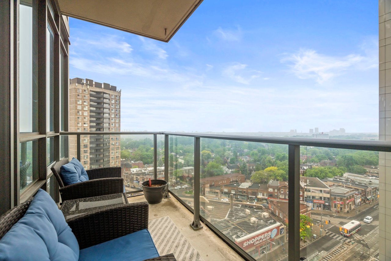 SOLD: Corner Suite At The Desirable 500 St. Clair