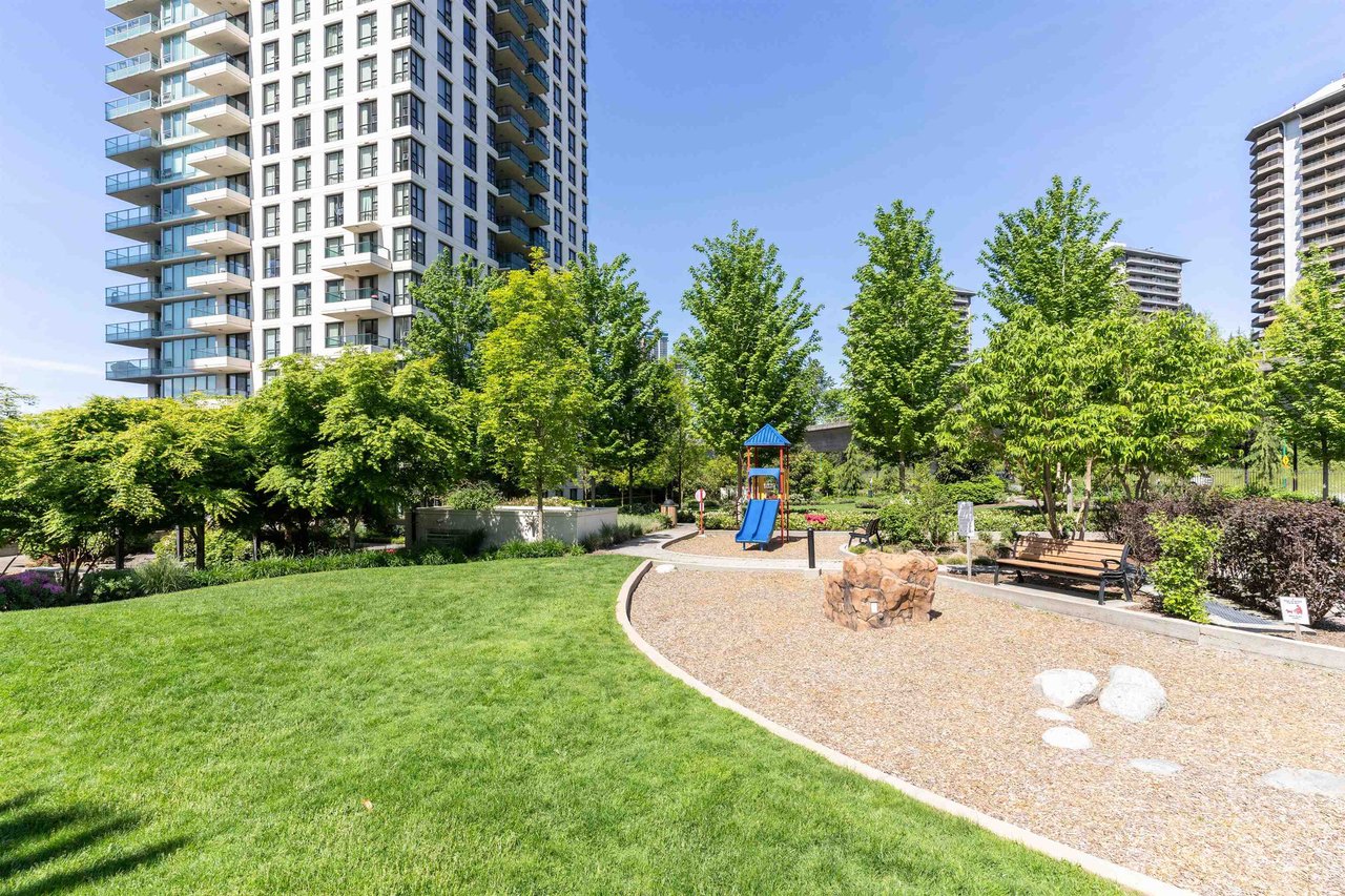 1605-2200 Douglas Rd