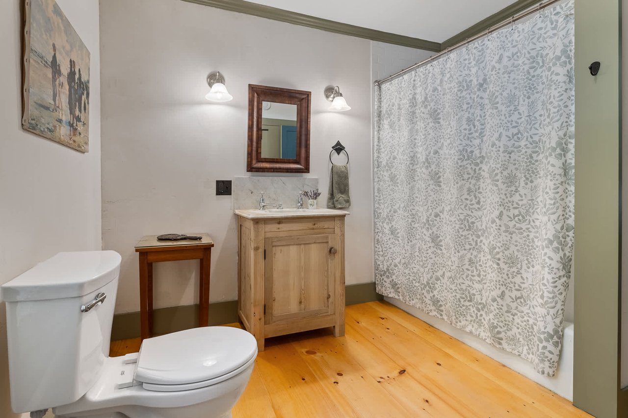 Charming Londonderry Farmhouse