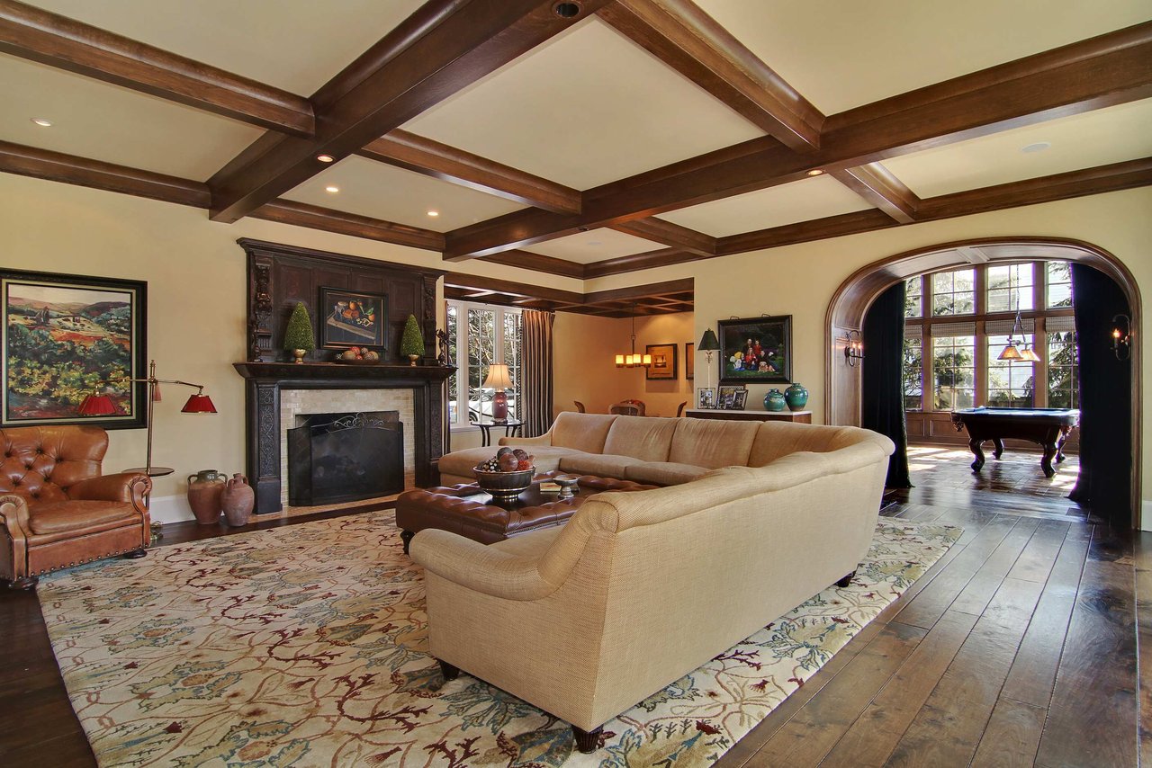 A Spectacular Home to Indulge an Opulent Lifestyle 