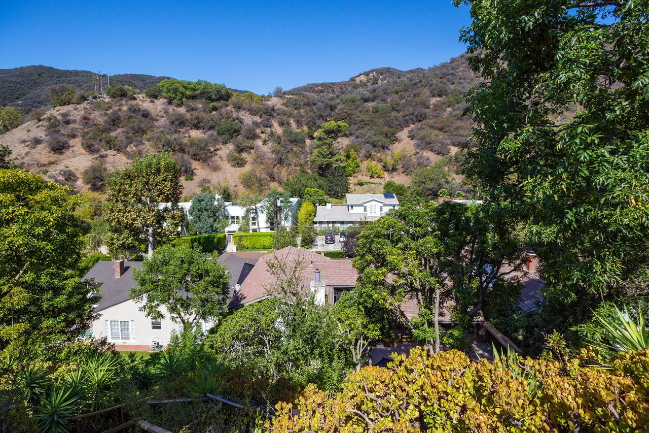 Considerable Country Retreat in the Canyon