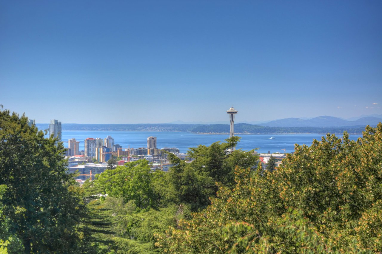  A sweeping panoramic view of Seattle, Washington, from a vantage point likely Kerry Park or Volunteer Park.