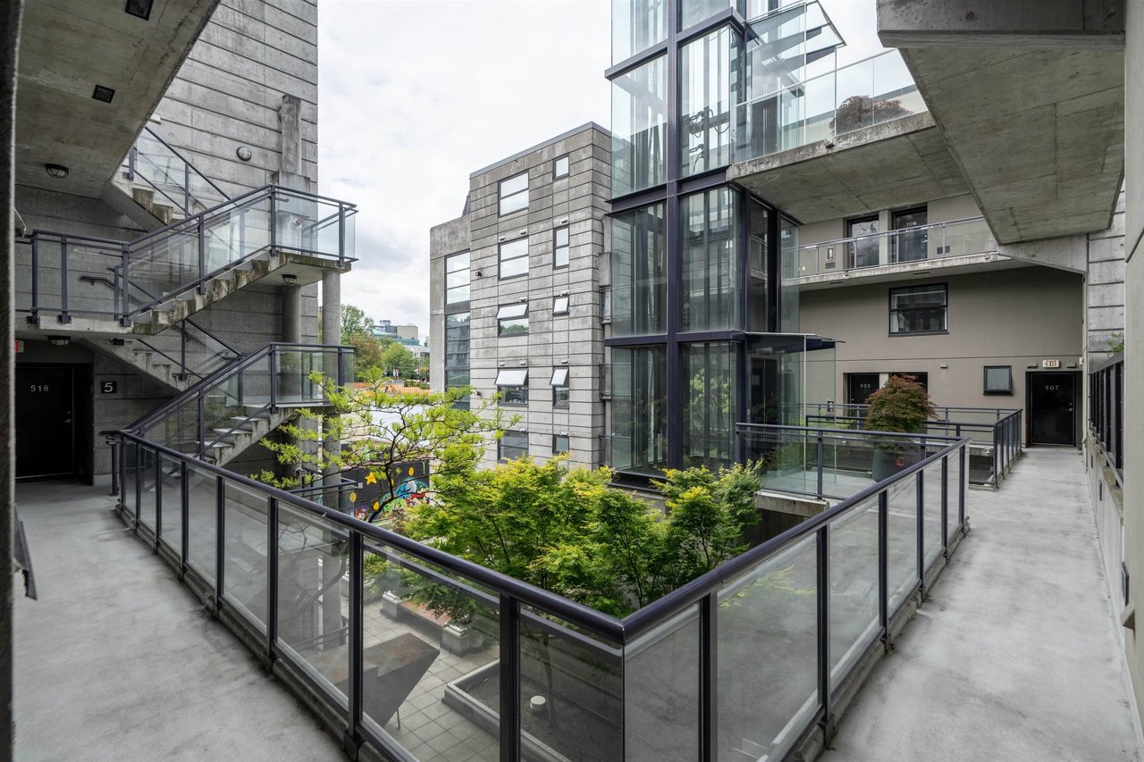517-428 W 8th Ave