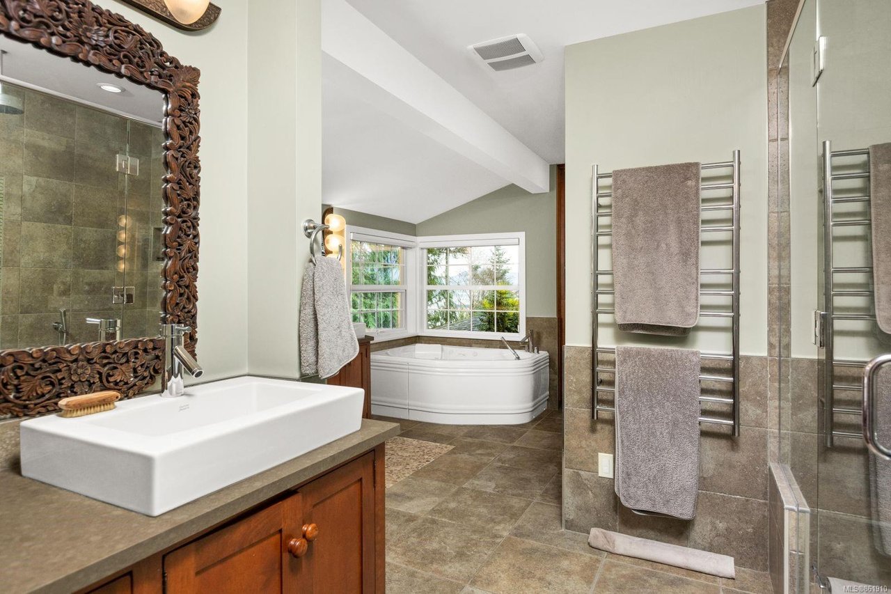 4349 Kingscote Rd, Cobble Hill