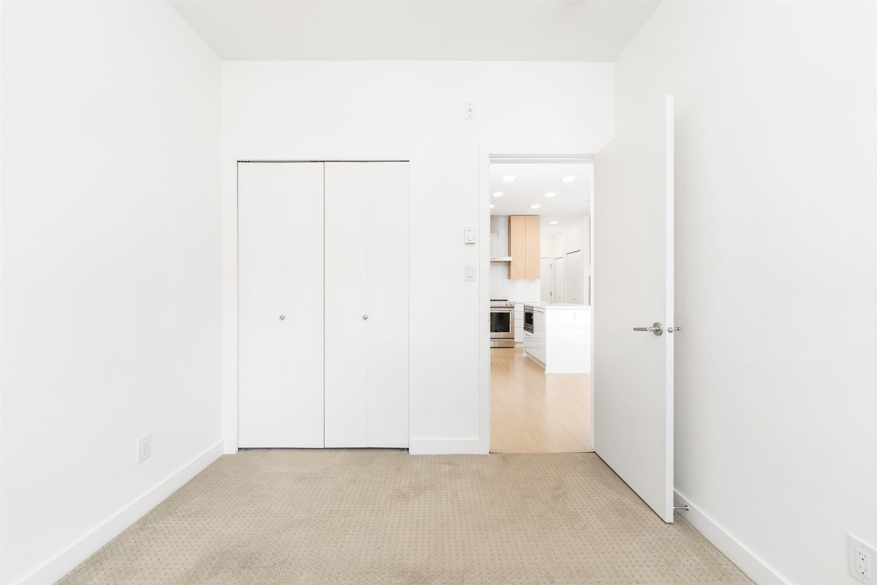 303-5460 Broadway Wy