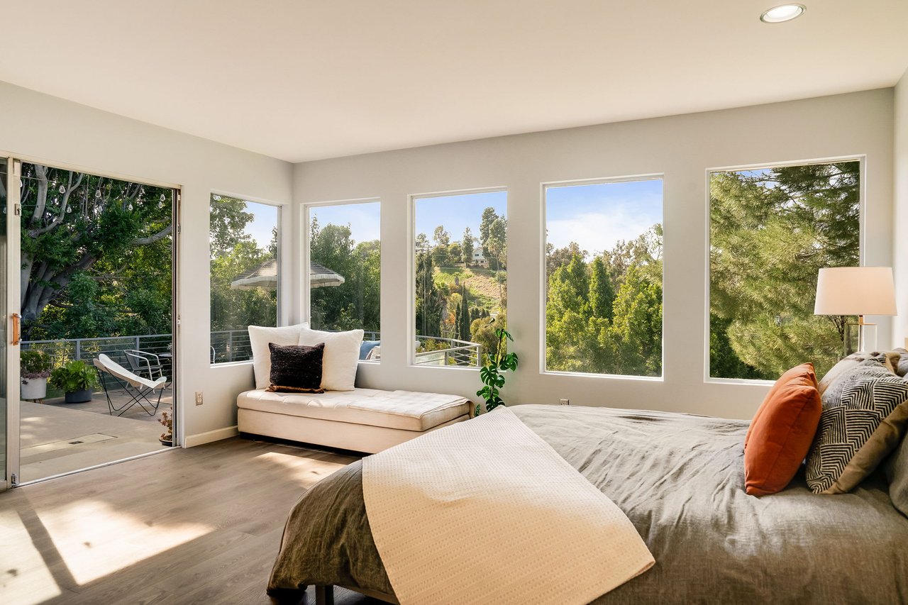 deLIGHTfull Mid Century in the Studio City "Donas"